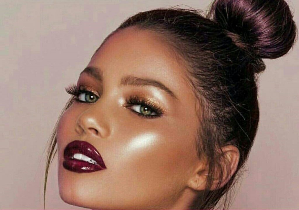 استفاده از هایلایتر برای درخشش و زیبایی پوست