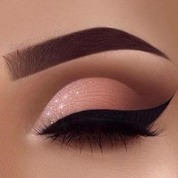 ایجاد زیبایی منحصر به فرد چشم با استفاده از خط چشم