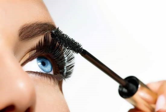 نحوه استفاده از ریمل دریم لش حجم دهنده و بلند کننده مژه