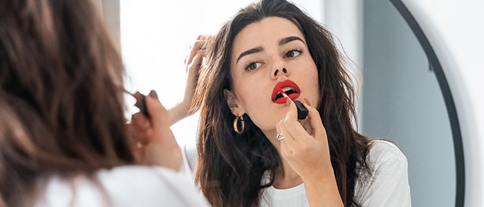 مراحل طراحی لب با رژ لب مایع