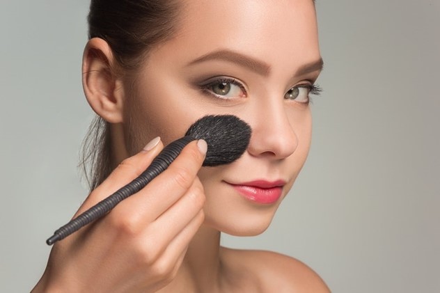 رژگونه و رژ لب برای کشیده تر شدن صورت