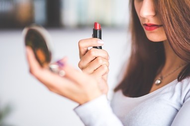 ماندگاری رژ لب مایع بیشتر است یا جامد؟