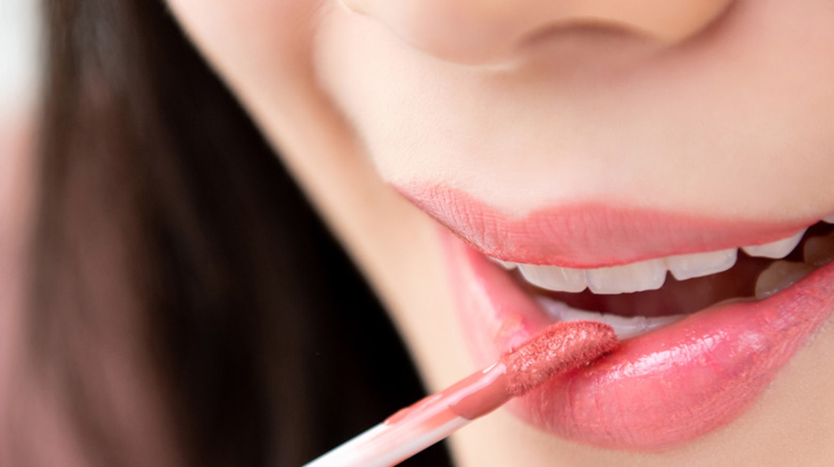 ضرر رژ لب جامد بیشتره یا مایع؟